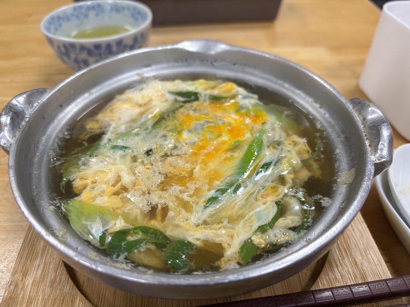 鶏肉とねぎを卵でとじた、かしわ鍋