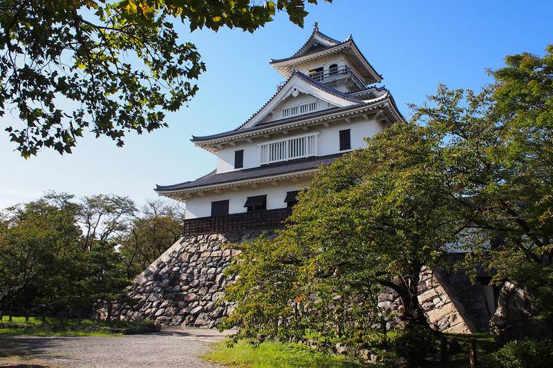 石垣の上に建つ長浜城の天守と、まわりの木々