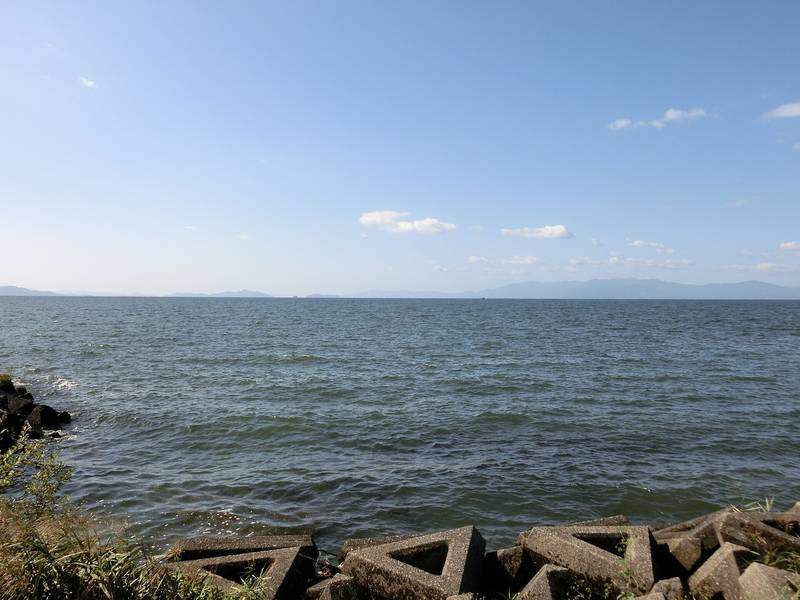 長浜の岸辺から見た、青空の下に広がる琵琶湖