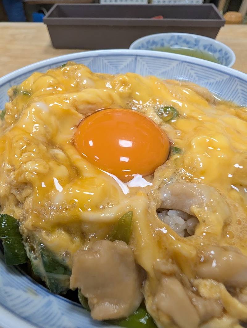 とろりとした卵と鶏肉の親子丼のアップ