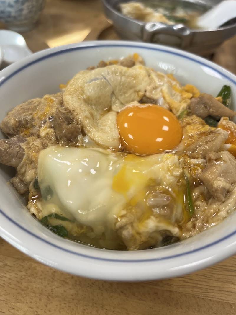 卵を煮て仕上げた親子丼
