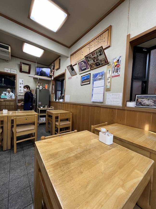 木のテーブルが並ぶ店内