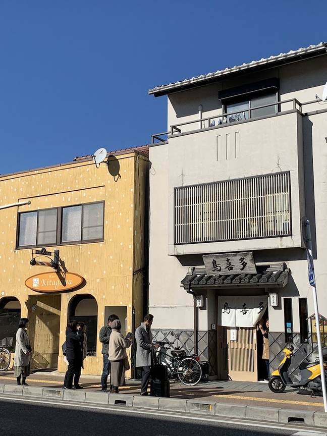 開店を待つ人が並ぶ鳥喜多の前の通り